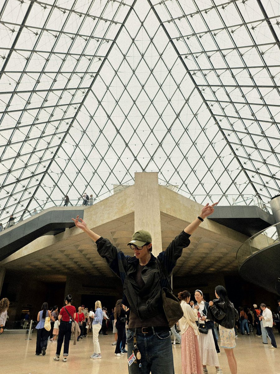 riizetalk's tweet photo. 🦕💭 • 261006
[2:40 AM KST] 

i miss paris

ive been enjoying capturing moments and people other than myself on my camera

ive been figuring out how to use it lol https://t.co/irWO29Blyp