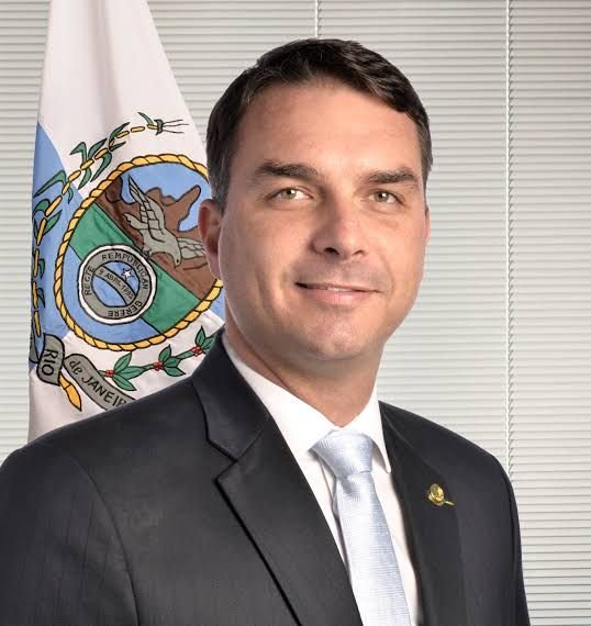 senshi_real's tweet photo. defina o Flávio Bolsonaro em UMA única palavra: https://t.co/waFkQClxG0