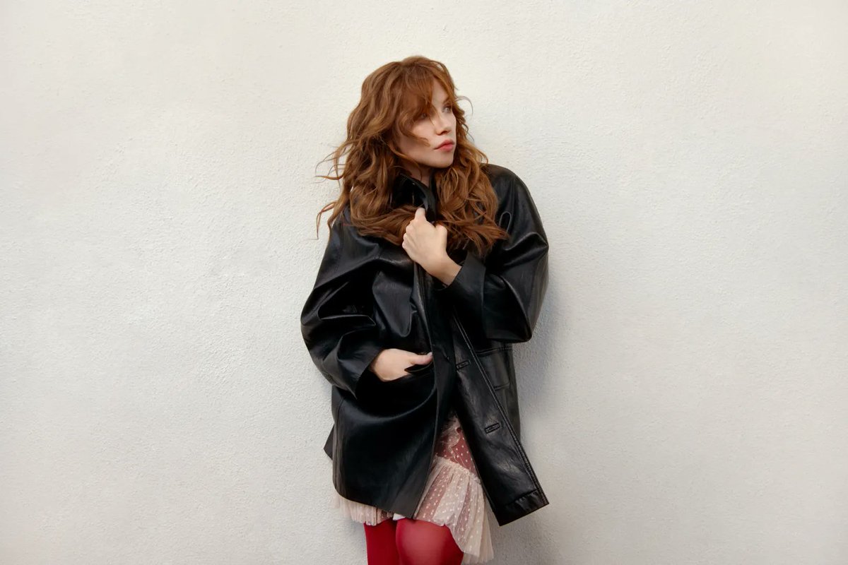 RollingStone's tweet photo. Carly Rae Jepsen Is Dropping Eight More Songs From Her Double Album

Arriving this Friday, the 'Day and Night' B sides include "Yes," "Wedding Season," and "Muscle Memory."

More: https://t.co/0hroThfgPX https://t.co/bu4NPj208G