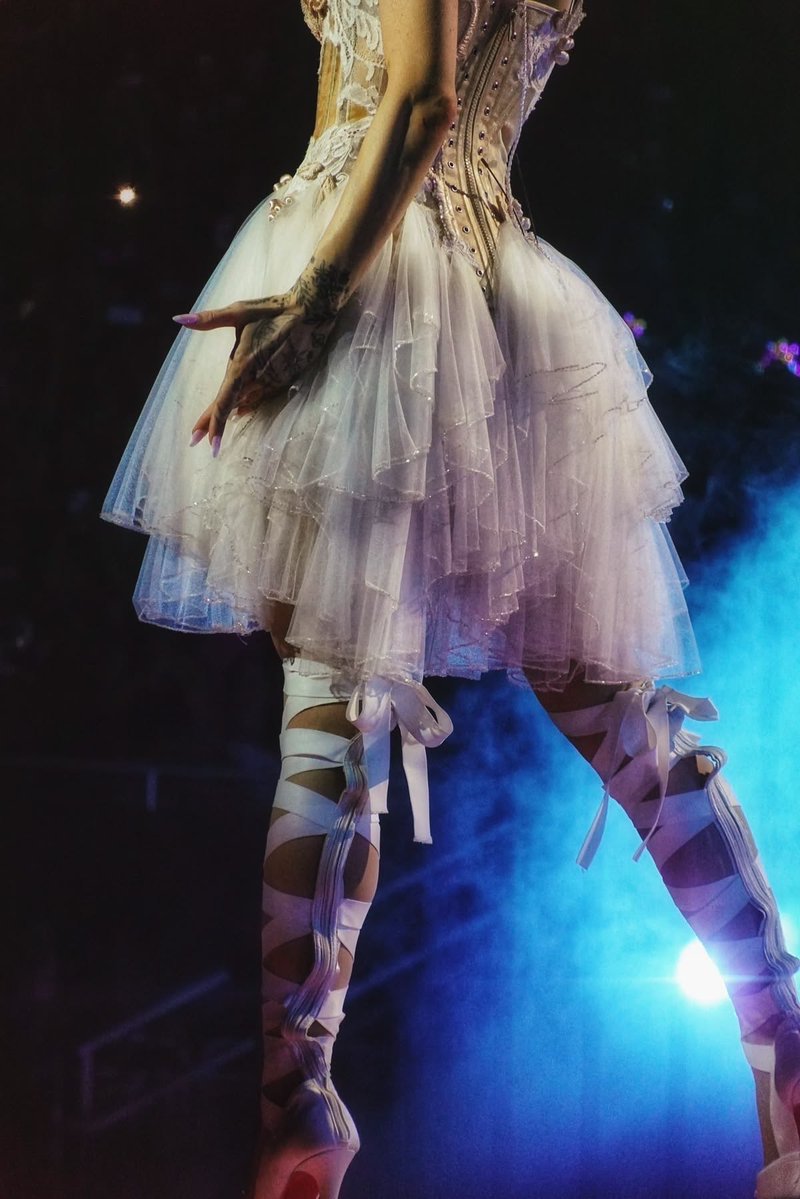 b3etteroff's tweet photo. this outfit is SOOO BEAUTIFUL https://t.co/TlsJHzZY8a