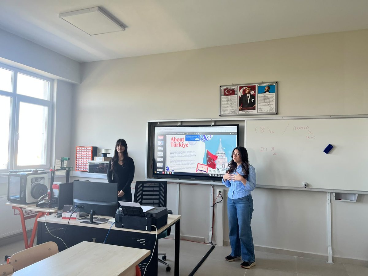 mcfenlisesi's tweet photo. İngilizce öğretmenmiz Fatma DAĞDELEN tarafından Tasarım Odaklı Düşünme (Design Thinking) yaklaşımına yönelik bir sunum gerçekleştirildi. Öğrencilerimiz, yaklaşımın temel aşamalarını tanıyıp yaratıcı düşünme ve problem çözme süreçleri hakkında bilgi edindiler. https://t.co/e6iUgufZ8u