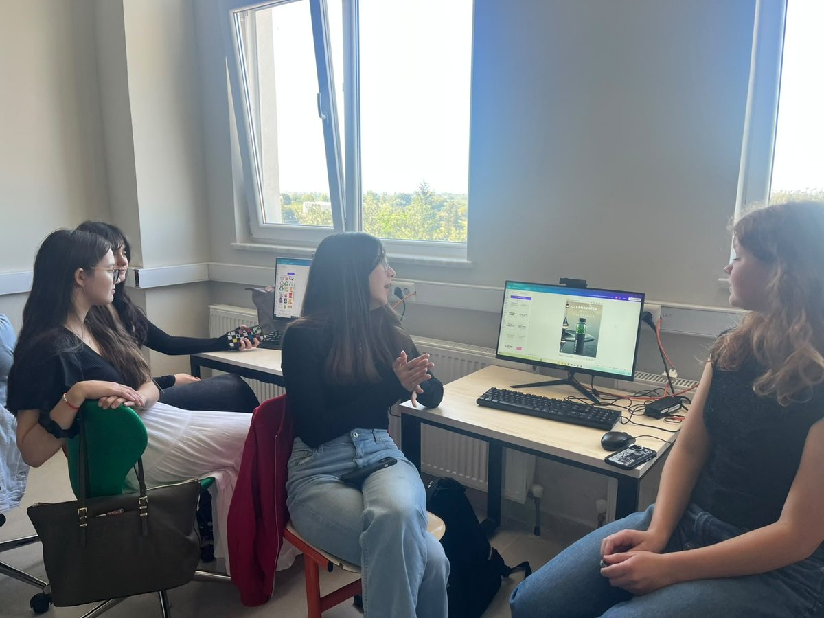 mcfenlisesi's tweet photo. İngilizce öğretmenmiz Fatma DAĞDELEN tarafından Tasarım Odaklı Düşünme (Design Thinking) yaklaşımına yönelik bir sunum gerçekleştirildi. Öğrencilerimiz, yaklaşımın temel aşamalarını tanıyıp yaratıcı düşünme ve problem çözme süreçleri hakkında bilgi edindiler. https://t.co/e6iUgufZ8u