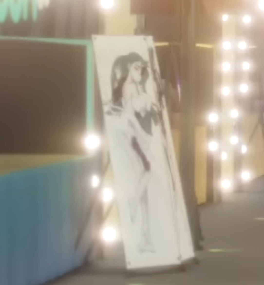 suathighs's tweet photo. bro are those fuckers selling sua’s dakimakura at her booth!???? 😭😭😭 https://t.co/5iXDv7yAaX