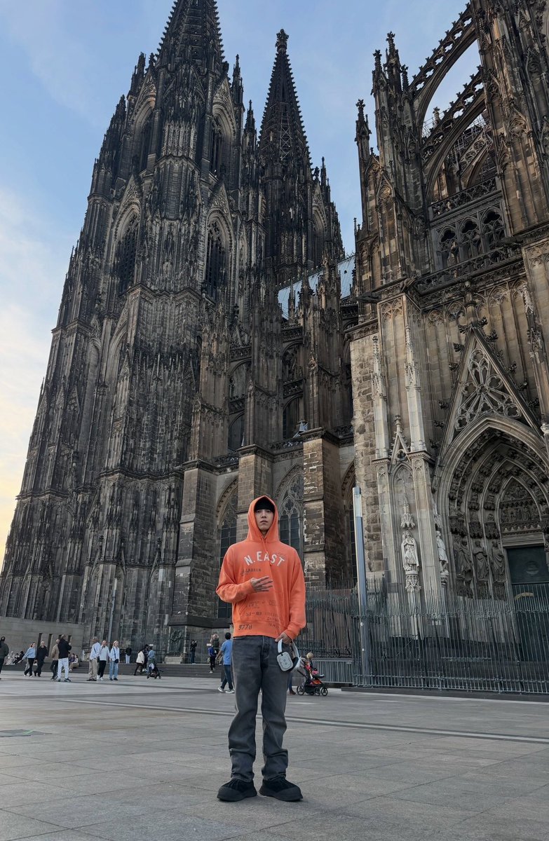 ryulngshot4sho's tweet photo. cologne 🤝 paris https://t.co/HCx5kIV02P