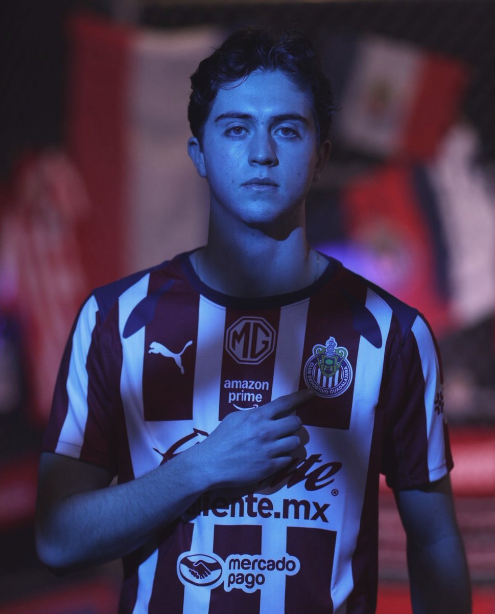 sugloss93's tweet photo. vean nada más esos ojotes, las pestañas larguísimas que hasta se alcanzan a distinguir en la foto, los hombros anchos, la cara chiquita, las cejas bien definidas, el cabello rizado, la boca bonita... lo precioso que eres, brian gutiérrez 🤍 https://t.co/1uwwhW9pfK