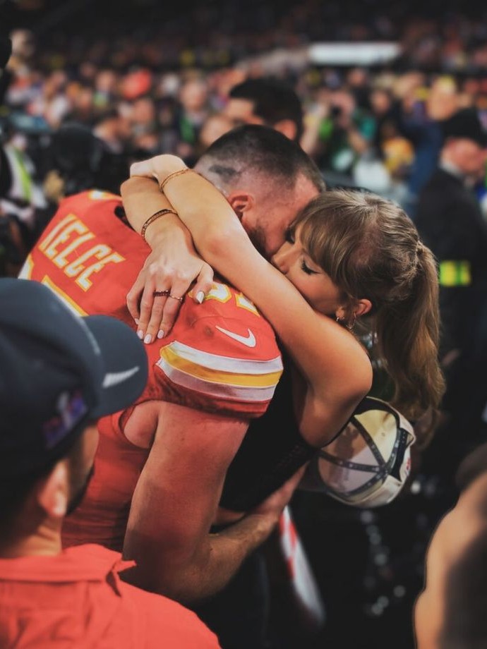 taylorswiftbr's tweet photo. so hate all you like
this is the love of my life!

Feliz aniversário para Travis Kelce (1,96), marido e melhor amigo de Taylor Swift. 🤍