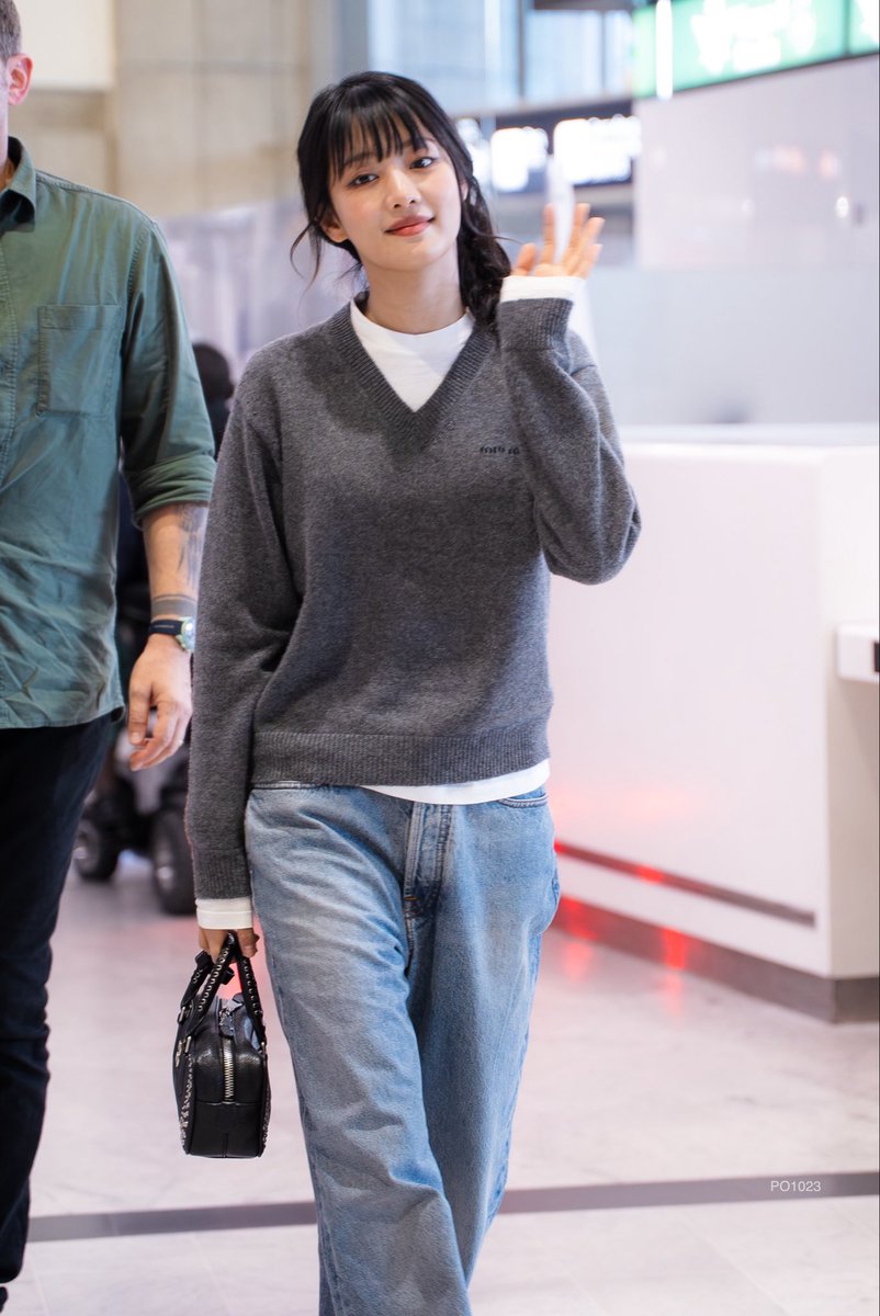 hourlyminniee's tweet photo. minnie at the airport 

#MiuMiuSS27xMINNIE #MiuMiu #MINNIE #PFW #MiuMiuSS27 https://t.co/oskVG7CV9C