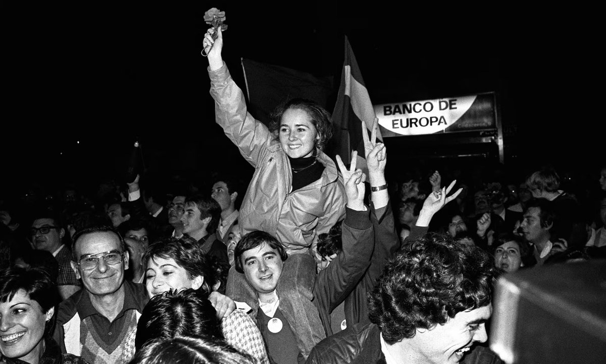 D_S_Iglesias's tweet photo. ⚛️🗳️ QUANTUM ELECTORAL

Se habla mucho de voto útil.

Casi siempre mal, muy mal.

Porque en unas generales tu voto no se transforma en diputado en “España”.

Se transforma en tu provincia.

Y ahí cambian las reglas del tablero.

Número de escaños.
Distribución del voto.
Cocientes D’Hondt.
Último diputado.
Primer partido que se queda fuera.
Miles -o cientos- de votos que pueden cambiarlo todo.

Durante los próximos días voy a desmontar el mapa electoral provincia por provincia.

Sin consignas.
Sin humo.
Sin decirte qué votar porque ya lo sabes.
Solo matemática electoral, escenarios y una pregunta:

¿Dónde está realmente el último escaño?

52 circunscripciones.
350 diputados.
Miles de combinaciones.

Empieza QUANTUM ELECTORAL. ⚛️♟️

[✒︎△ | @D_S_Iglesias | ☕️🖋️♟️]