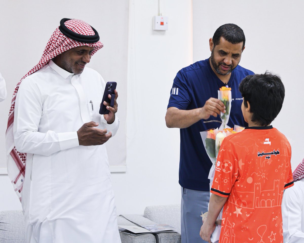 club_zulfi's tweet photo. أنتم منارات العلم 
وبكم تُضاء دروب المستقبل 

بالتعاون مع إدارة العلاقات العامة، تدعو أكاديمية نادي الزلفي بمناسبة يوم المعلم العالمي عدداً من معلميّ مدارس المحافظة احتفاءً بهذا اليوم🧡

#اليوم_العالمي_للمعلم https://t.co/p651heIGr6