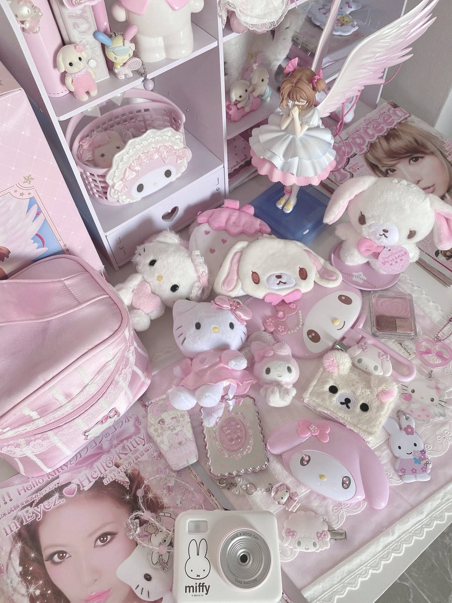 piinkimi_'s tweet photo. minimalism is scared of me https://t.co/xDmdCBoLvC