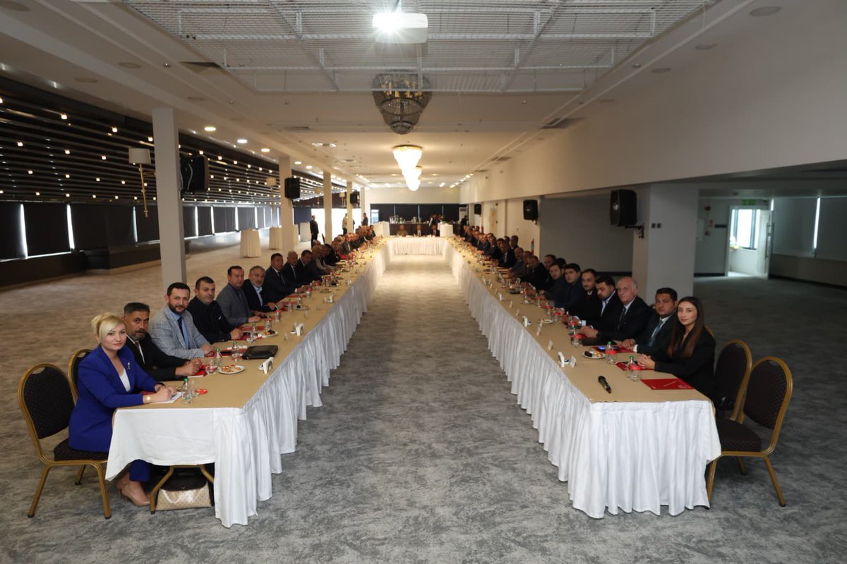 TCSamsunValilik's tweet photo. 3. Uluslararası Samsun İkiztepe Sağlık Zirvesi & Kuzey Anadolu Sağlık ve Medikal Fuarı🩺
📌#ASKON Samsun Şubesi tarafından 15-18 Ekim 2026 tarihleri arasında Samsun Fuar ve Kongre Merkezi'nde düzenlenecek olan 3. Uluslararası Samsun İkiztepe Sağlık Zirvesi & Kuzey Anadolu Sağlık ve Medikal Fuarı’nın lansmanı;
Valimiz Sayın @orhantavli_, Garnizon Komutanı Sayın Tümgeneral Fethi Oltulu, Büyükşehir Belediye Başkanı Sayın Halit Doğan, Vali Yardımcısı Canan Hançer Baştürk, Vali Yardımcısı V./İlkadım Kaymakamı Abdulkadir Demir, Vali Yardımcısı V./Tekkeköy Kaymakamı Enver Hakan Zengince, Canik Kaymakamı Şeref Aydın, Bafra Kaymakamı Dr. Mustafa Altınpınar, OMÜ Rektör Yardımcısı Prof. Dr. Ayşe Pınar Sumer, Anadolu Aslanları İş Adamları Derneği (ASKON) Samsun Şubesi Başkanı Ahmet Alp Doğru, kurum müdürleri ve OSB müdürlerinin katılımıyla gerçekleştirildi.
📌Sayın Valimiz lansmanda yaptığı konuşmada:
“15-16-17-18 Ekim’de Uluslararası Samsun İkiztepe Sağlık Zirvesi’nin 3.’sü yapılıyor. Öncelikle ASKON'a ve ekibine teşekkür ediyoruz. Yapılacak olan ve bu zamana kadar yapılan tüm sağlık zirvelerine destek veren kurum ve kuruluşlara da teşekkürlerimizi iletiyoruz.
Başta Büyükşehir Belediye Başkanlığı, ilçe belediye başkanları, tüm yerel paydaşlar olmak üzere bütün kurum ve kuruluşlar, özellikle sağlıkta yapılan çalışmalara gerek Sağlık Müdürlüğümüzün gerek özel sektörün yapmış olduğu çalışmalara destek veriyorlar. Sahada bütün bölge teşkilatlarından kırsaldaki en küçük kamu kurumuna kadar bütün kurumlarımız sağlığın altyapısına destek verme anlamında çok büyük çalışmalara imza atıyorlar. Yaptıkları her çalışmada da Sağlık Müdürlüğünün ve diğer sağlıkla ilgili yapılan çalışmalara da destek veriyorlar, bunu sahada görüyoruz. Ben buradaki kurum çalışanlarına ve sizlere özellikle teşekkür ediyorum. Başta Sağlık Bakanlığımız olmak üzere Sanayi ve Teknoloji Bakanlığımız, Ticaret Bakanlığımız, tüm bakanlıklarımız da burada yapılan sağlıkla ilgili, medikal sanayiyle ilgili yapılan çalışmalara destek veriyorlar. Burada yapılan 3. Uluslararası Samsun İkiztepe Sağlık Zirvesi de bunun sonucu.
Samsun'umuzda medikal sektörde faaliyet gösteren 40'a yakın büyük firmamız var. Dünyayla entegreler ve 100’den fazla ülkeye ihracat yapıyorlar. Onlarla yakın ilişki içerisindeler. Aynı zamanda sadece sağlık sektörüyle değil turizm sektörüyle de yakın temas halindeler. Burada yapılan çalışmalar şehrimizin ulaşımından konaklama sektörüne kadar, yeme içme sektöründen sağlıkla ilgili sektöre kadar katkı sağlamakta. Ben emeği geçen herkese teşekkür ediyorum. Başta sağlık çalışanlarımız olmak üzere tüm kamu kurumlarımıza, sivil toplum örgütlerimize, bu yapılan çalışmalara, sağlık sektöründe yapılan çalışmalara destek veren tüm kurumlara teşekkürlerimi özellikle ifade ediyorum.” ifadelerin kullandı.