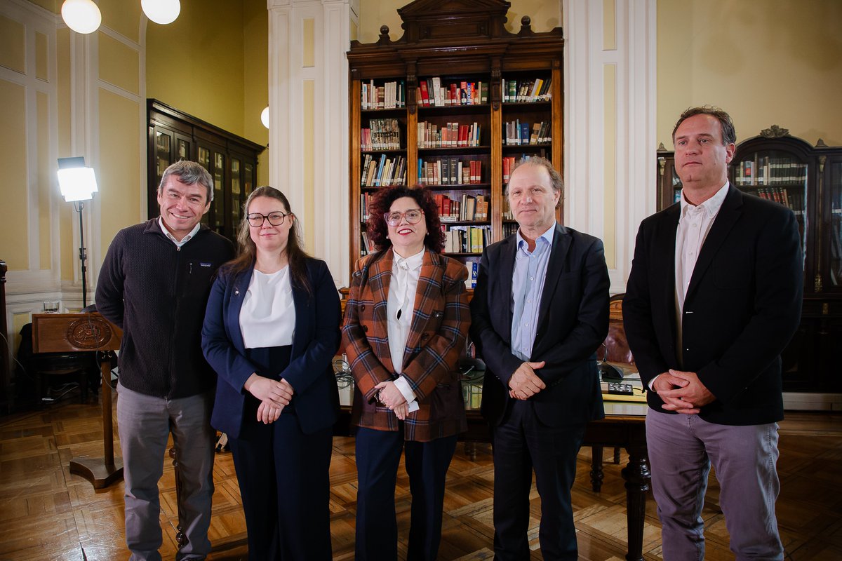 h_ciudadano's tweet photo. 📸 Así fue la jornada de hoy en el Seminario sobre el Acuerdo Marco Avanzado Chile-UE.   

Debatimos junto a representantes de la academia, sociedad civil y el sector público sobre resiliencia territorial, humedales y cooperación.  

▶️ Revísalo acá: https://t.co/UXxvixPH9c https://t.co/giFNGIVrfT