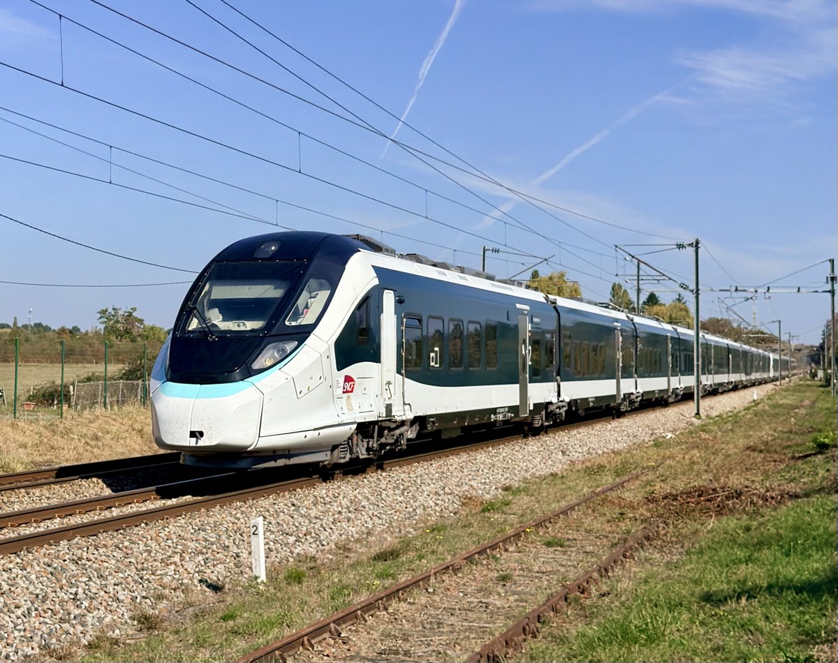 JulienMni13's tweet photo. Toujours la rame OxygĂšne en essais V200 entre Le Mans et Angers, cette fois ci en unitĂ© multiple âš#oxygene #intercites #sncfvoyageurs https://t.co/OtkVAoa0EF