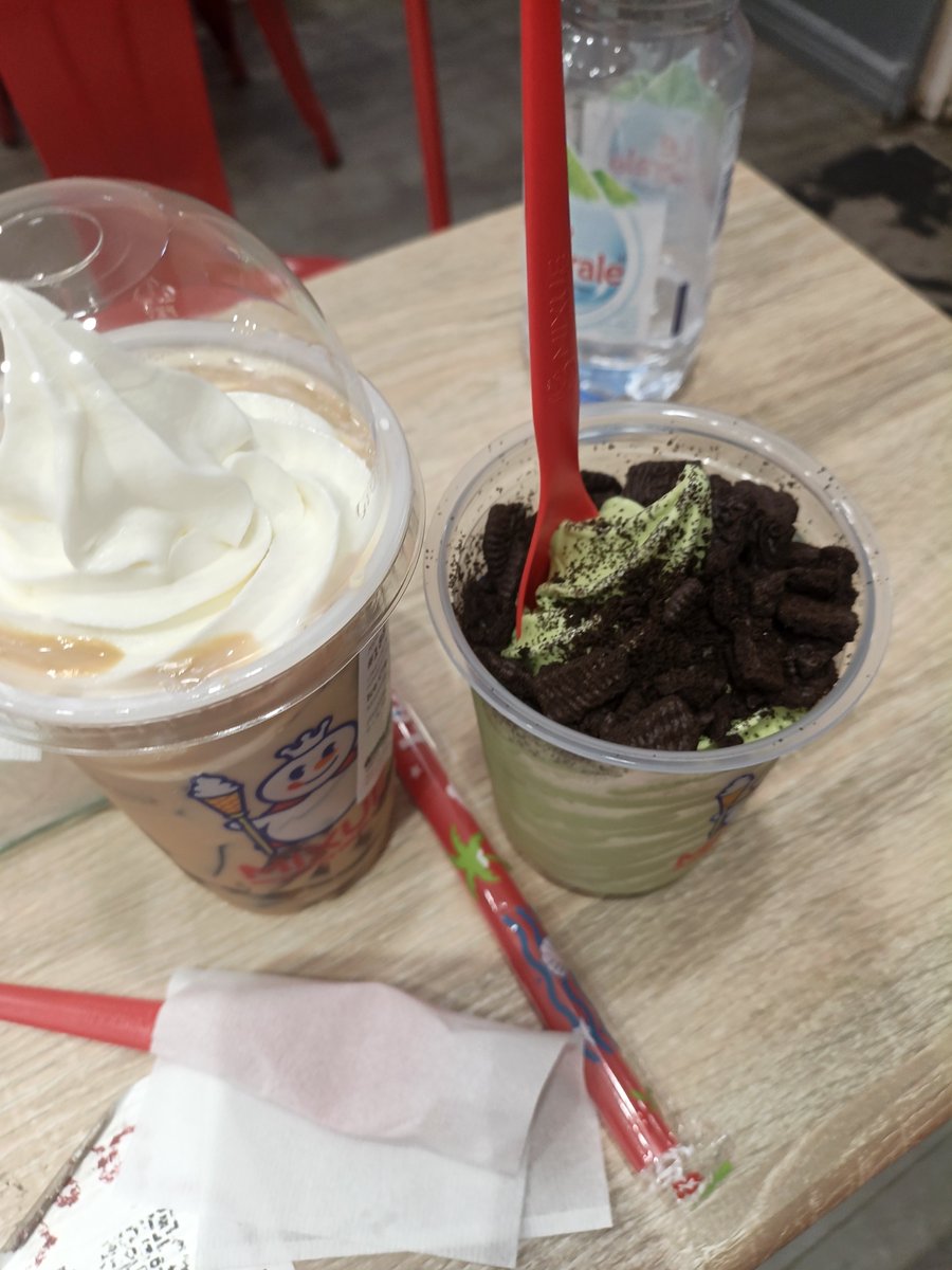 zvyoona's tweet photo. ketcewa ah sm matcha miksuu, manis bgt kirain ada pait"nya https://t.co/y7uTw9pTwt