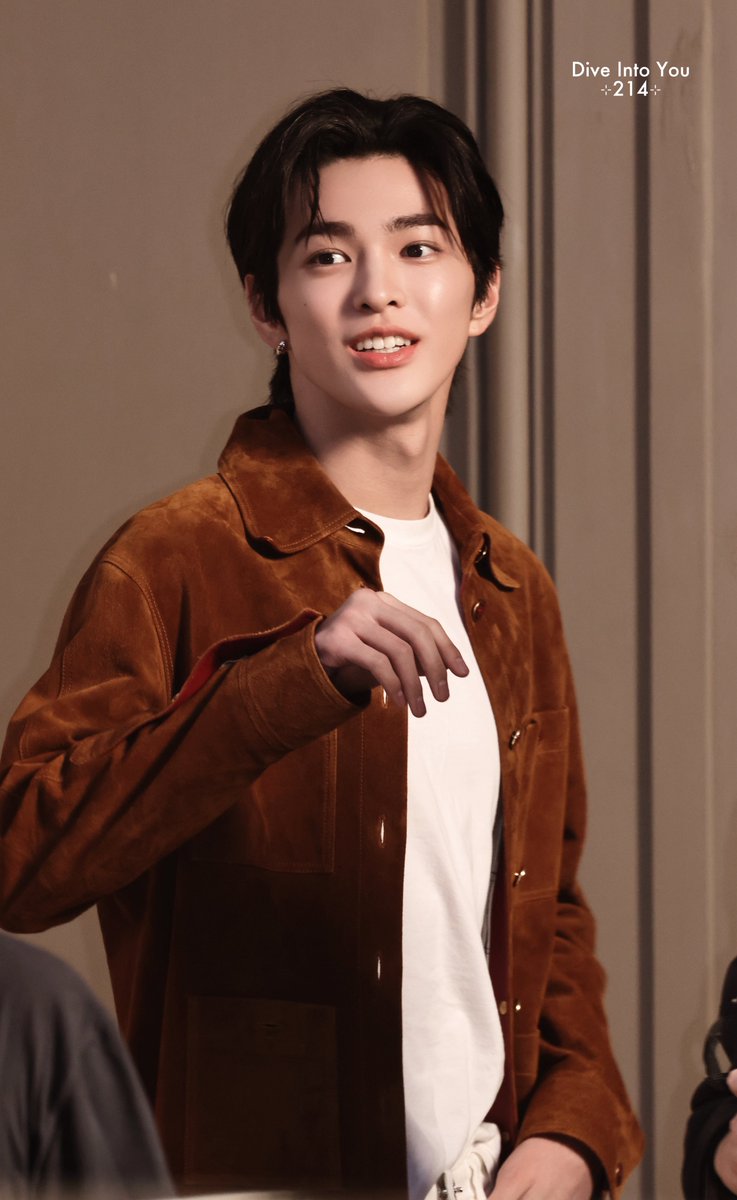 diveintoyou214's tweet photo. 261005
🤎🤎🤎

#KEONHO #건호 #CORTIS #코르티스
#KEONHOxCHANELSS27
#CHANELSpringSummer 
@CHANEL https://t.co/8aHNUcE70C