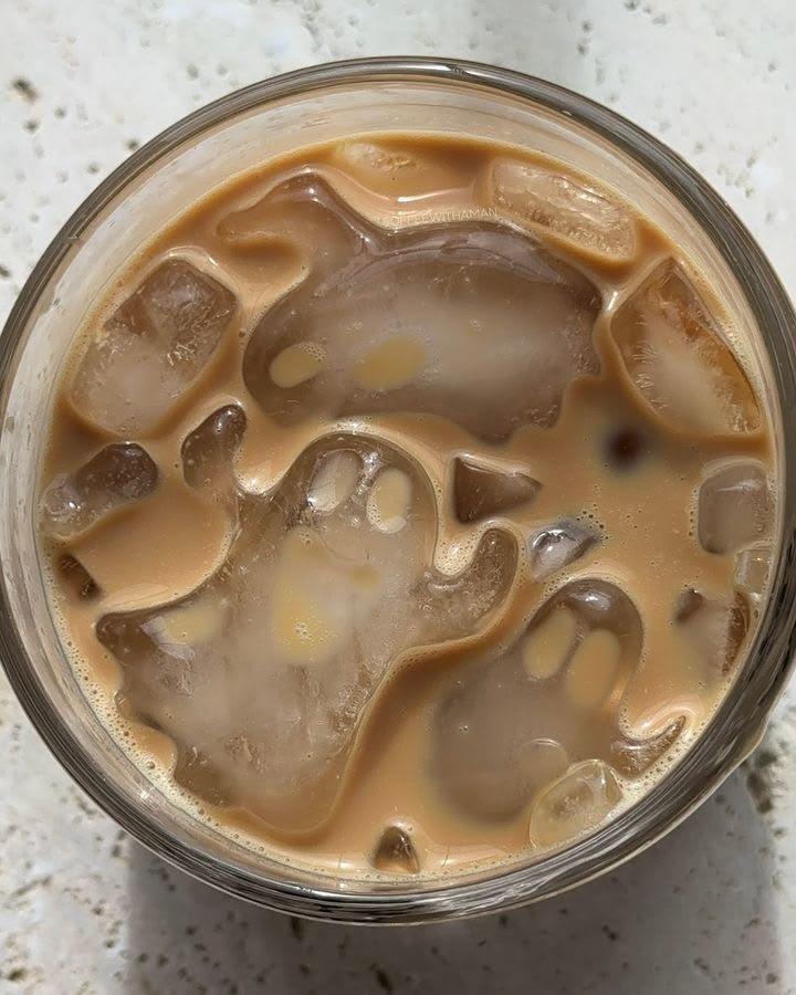 GLSSHART's tweet photo. she baked some cookies and made some coffee! https://t.co/jIMmmPxL3t