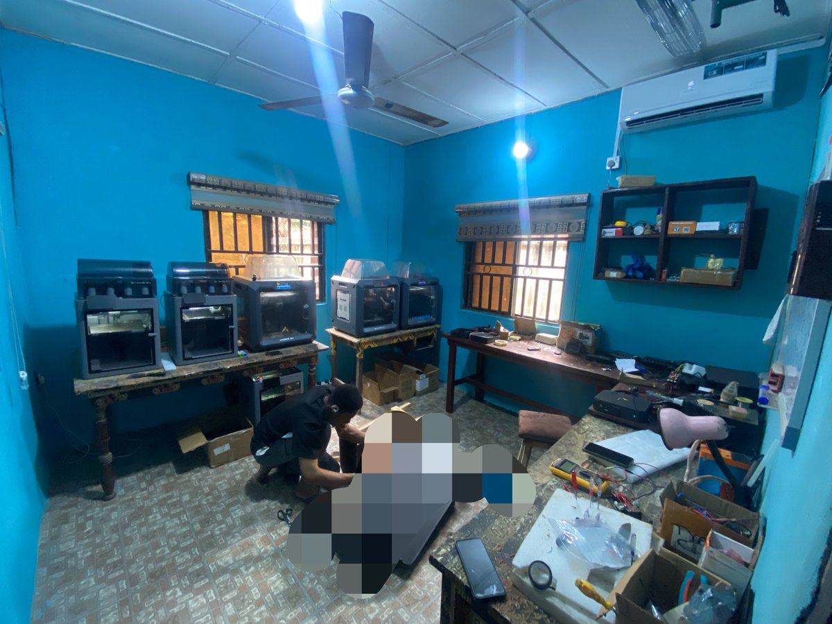 zikohercules's tweet photo. Thank you, We do not need the room to be chilled, there are 6 main machines in the room whose fumes need to be vented, the AC simply brings in fresh Air to make working in the room conducive so we won't breathe in fumes, if u look well u will see it's set to 29 or 30 degrees https://t.co/OQmT9NdUeT