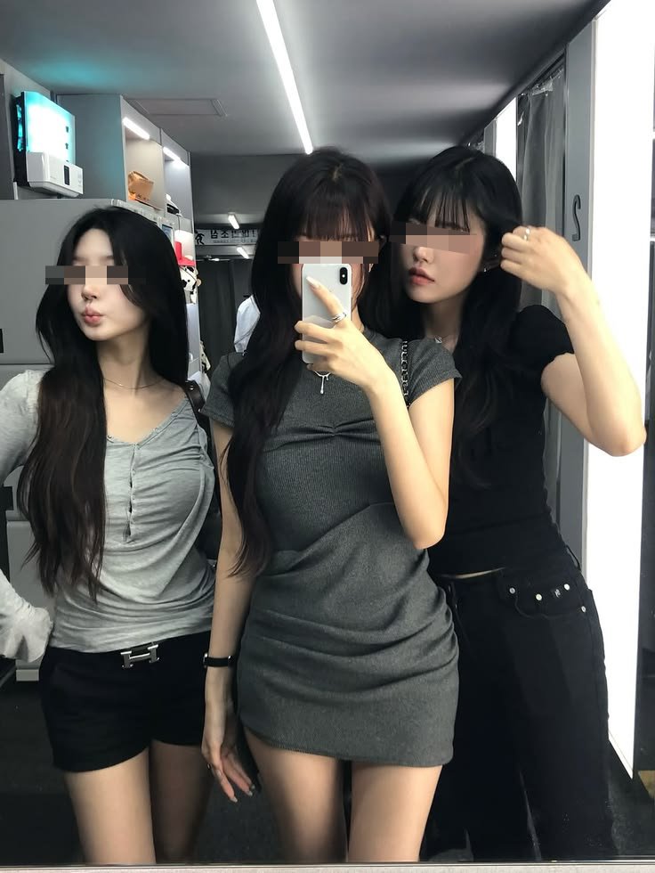 waifu7663's tweet photo. 우월 여성분들 많이 있는 번화가 포토이즘 부스에서 커튼 열린 상태로 티팬티만 입고 도태포즈하면서 사진 찍기🤣
여성분들 사진 찍으러 왔다가 병신한남이 저러고 사진찍는거 보고 ㅈㄴ 경멸하면서 욕하고 여성분들 시선 느끼면서 모르는척 도태포즈 하고있으면 여성분들이 ㅈㄴ역겹게 쳐다보겠지? https://t.co/oJB5surg3J