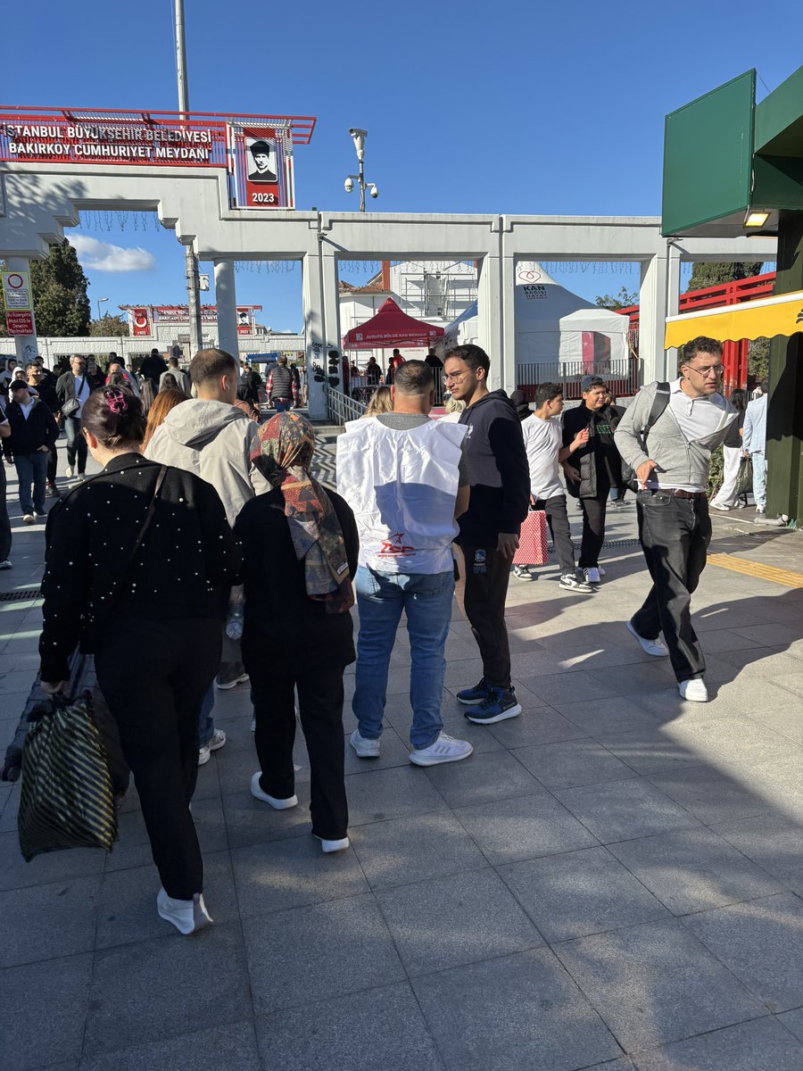 TSPmerkez's tweet photo. 🔴İstanbul | Ekonomik Krizin Bedeli Emekçiye Kesiliyor! 

Bakırköy'de "Ekonomik Krizin Bedeli Emekçiye Kesiliyor" diyerek bildiri dağıtımımızı gerçekleştirdik. 

Emekçiler için hayat her geçen gün pahalanıyor, çalışma koşulları güvencesizleşiyor, gençlerin geleceği giderek belirsizleşiyor, emeklilerin insanlık onuru ayaklar altına alınıyor. 

Emeğimiz, alın terimiz ve geleceğimiz söz konusuyken yalnız değiliz; emeğimize sahip çıkmak için mücadeleyi birlikte büyütelim! 

Formu doldur, bize katıl! 
🔗 https://t.co/eLiN2awerD