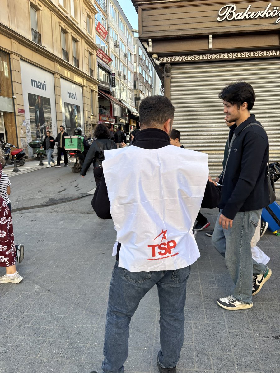 TSPmerkez's tweet photo. 🔴İstanbul | Ekonomik Krizin Bedeli Emekçiye Kesiliyor! 

Bakırköy'de "Ekonomik Krizin Bedeli Emekçiye Kesiliyor" diyerek bildiri dağıtımımızı gerçekleştirdik. 

Emekçiler için hayat her geçen gün pahalanıyor, çalışma koşulları güvencesizleşiyor, gençlerin geleceği giderek belirsizleşiyor, emeklilerin insanlık onuru ayaklar altına alınıyor. 

Emeğimiz, alın terimiz ve geleceğimiz söz konusuyken yalnız değiliz; emeğimize sahip çıkmak için mücadeleyi birlikte büyütelim! 

Formu doldur, bize katıl! 
🔗 https://t.co/eLiN2awerD