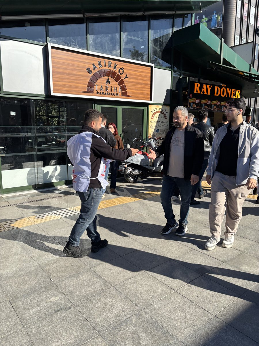 TSPmerkez's tweet photo. 🔴İstanbul | Ekonomik Krizin Bedeli Emekçiye Kesiliyor! 

Bakırköy'de "Ekonomik Krizin Bedeli Emekçiye Kesiliyor" diyerek bildiri dağıtımımızı gerçekleştirdik. 

Emekçiler için hayat her geçen gün pahalanıyor, çalışma koşulları güvencesizleşiyor, gençlerin geleceği giderek belirsizleşiyor, emeklilerin insanlık onuru ayaklar altına alınıyor. 

Emeğimiz, alın terimiz ve geleceğimiz söz konusuyken yalnız değiliz; emeğimize sahip çıkmak için mücadeleyi birlikte büyütelim! 

Formu doldur, bize katıl! 
🔗 https://t.co/eLiN2awerD