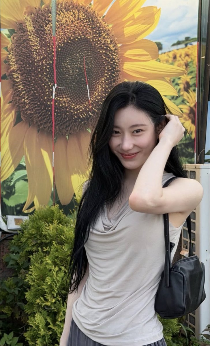 lcr_feed_'s tweet photo. my favourite genre of chaeryeong photos on her account https://t.co/knHHrWPLVW
