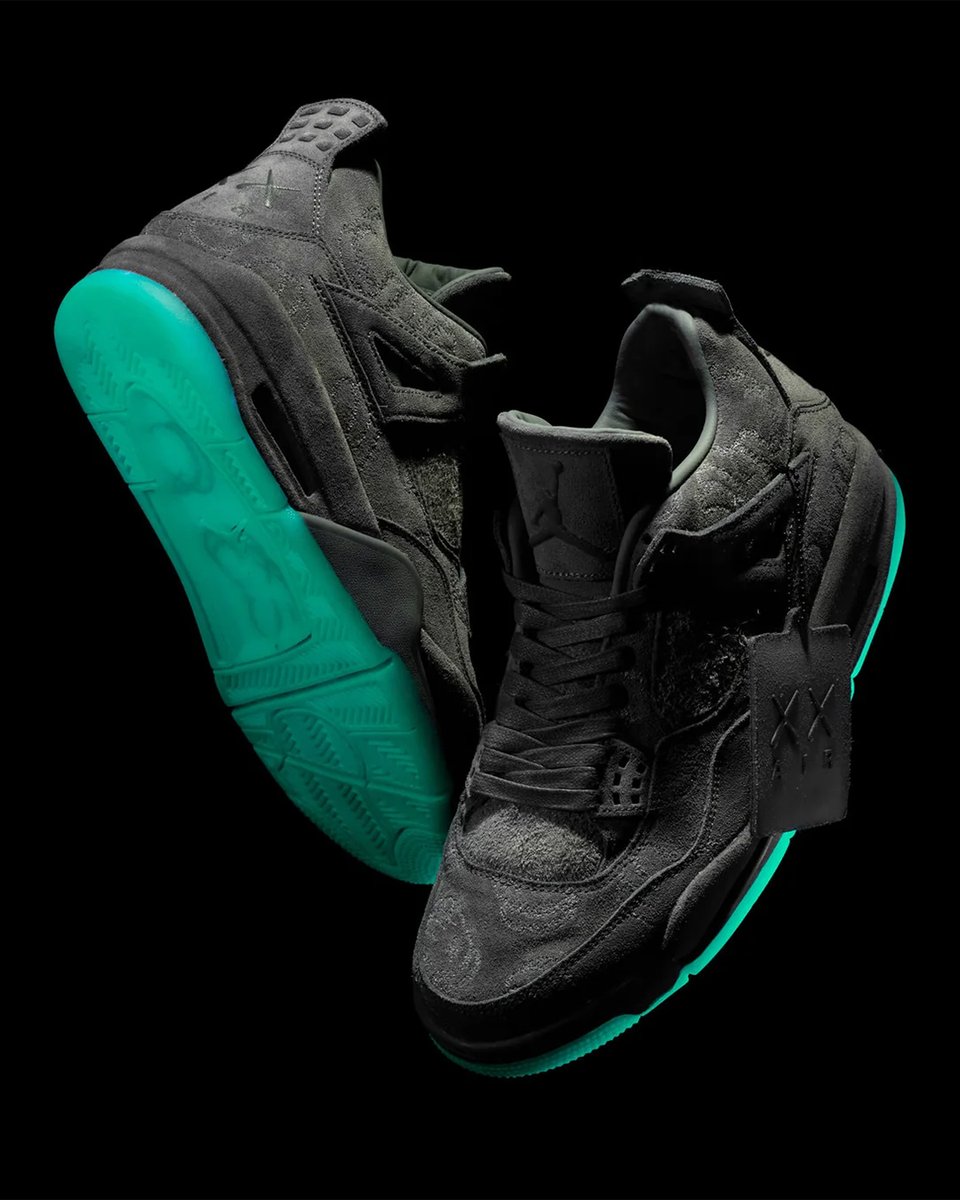 SneakerNews's tweet photo. BREAKING: KAWS x AIR JORDAN 4

Jordan Brand and KAWS are releasing an Air Jordan 4 collaboration in Summer 2027 to mark the 10th Anniversary of their first release.

Expect a new Dark Grey/Dark Grey colorway.

Full story >> https://t.co/SlnzxZYeBw

(2017 pair pictured) https://t.co/L3G63hTbCC