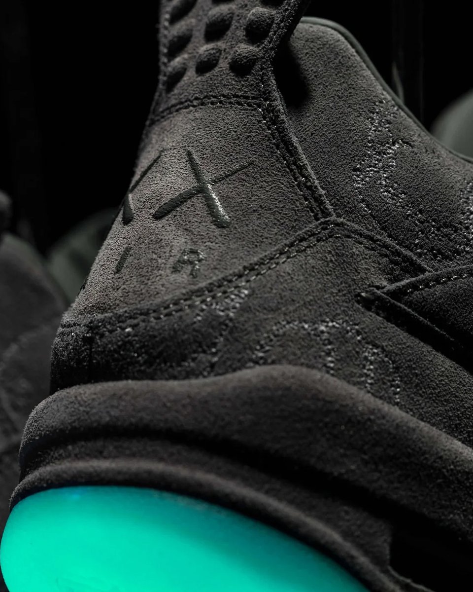 SneakerNews's tweet photo. BREAKING: KAWS x AIR JORDAN 4

Jordan Brand and KAWS are releasing an Air Jordan 4 collaboration in Summer 2027 to mark the 10th Anniversary of their first release.

Expect a new Dark Grey/Dark Grey colorway.

Full story >> https://t.co/SlnzxZYeBw

(2017 pair pictured) https://t.co/L3G63hTbCC