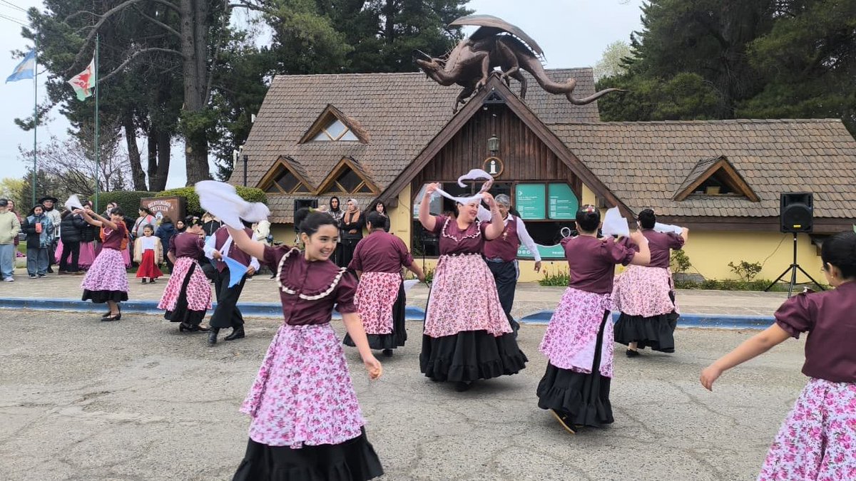 Canal4Esquel's tweet photo. Cinco años del Dragón Rojo: Trevelin celebró a uno de sus símbolos con una gran fiesta
https://t.co/HZ3GvvB0Ut
#trevelin
#draiggoch
#culturagalesa https://t.co/mPrNFhIY8C