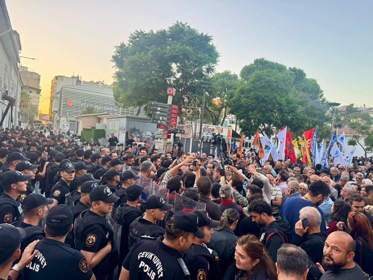 SolPartiIzmir's tweet photo. Bu kent, İzmir sahipsiz değil!

İzmir'de akp'nin rantçı, talancı ve piyasacı kentleşme siyasetine izin vermeyeceğiz.

Söz Yetki Karar İzmir Halkına! https://t.co/QtPCeKEv6v