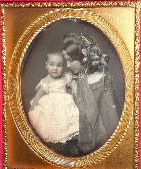 wikivictorian's tweet photo. Daguerreotype portrait of a mother and her baby. Photographed in the 1850s. https://t.co/hOVK10Ceiv