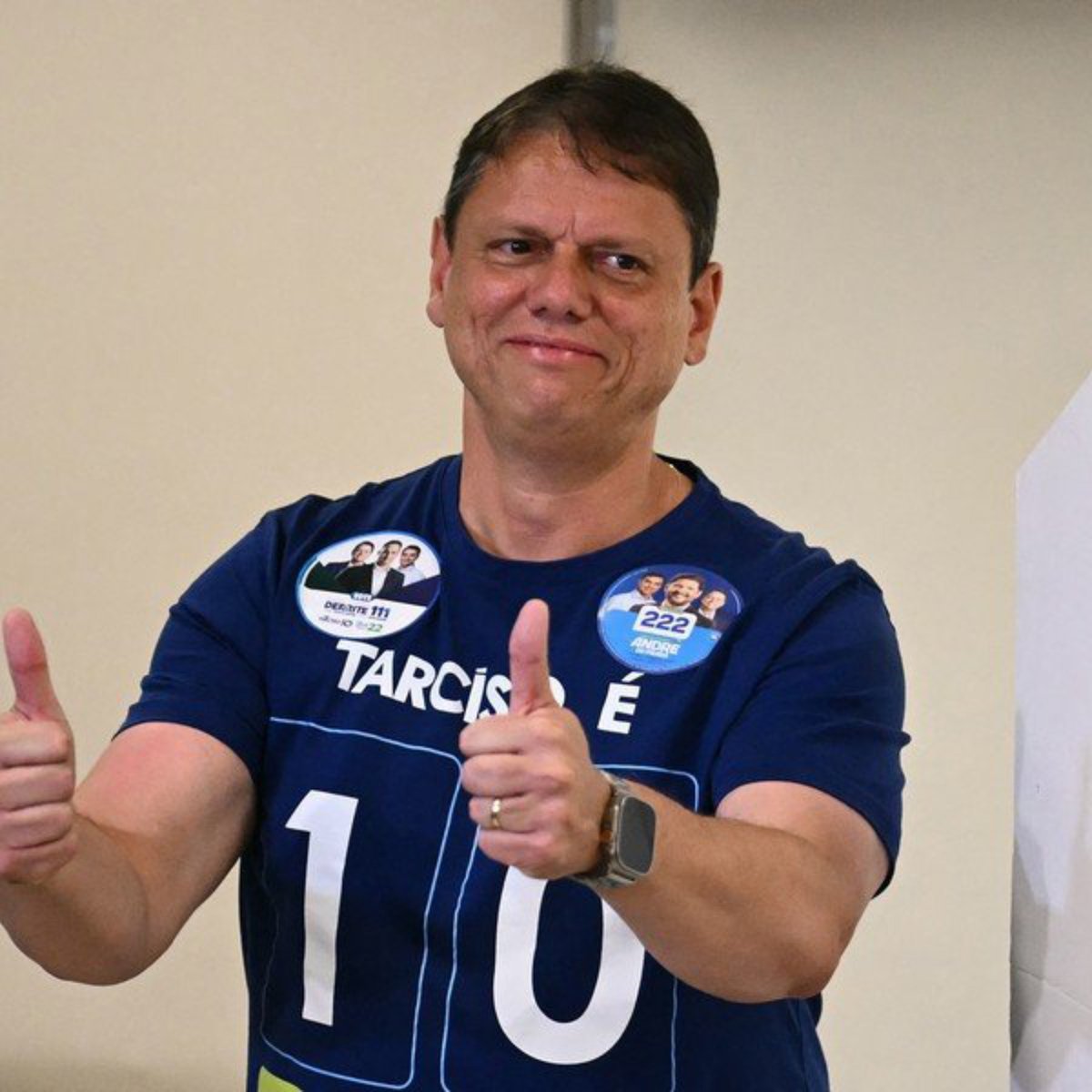 bralternativo_'s tweet photo. 🇧🇷🗳️ Tarcísio de Freitas, que venceu em São Paulo no 1° turno, afirma que seu empenho na candidatura de Flávio Bolsonaro será total:

“Vai ser total [o empenho], porque eu acredito que ele [Flávio] é a melhor alternativa para o Brasil. Quem é apaixonado pelo Brasil agora vai com Flávio Bolsonaro. O PT não tem mais nada a oferecer ao Brasil, tem um esgotamento moral, ético, econômico...”