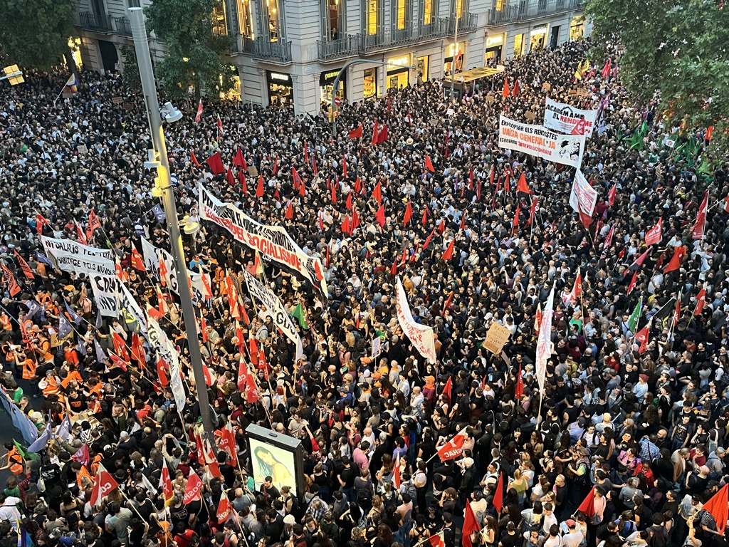 HoritzoS's tweet photo. 🟢EN DIRECTE | 📍 Plaça Urquinaona 

Milers de persones a la manifestació pel dret a l'habitatge clamen acabar amb l'especulació. 

🧵 Seguim la mobilització minut a minut. https://t.co/3YAlcS5H4s