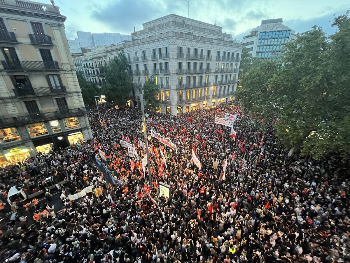 HoritzoS's tweet photo. 🟢EN DIRECTE | 📍 Plaça Urquinaona 

Milers de persones a la manifestació pel dret a l'habitatge clamen acabar amb l'especulació. 

🧵 Seguim la mobilització minut a minut. https://t.co/3YAlcS5H4s