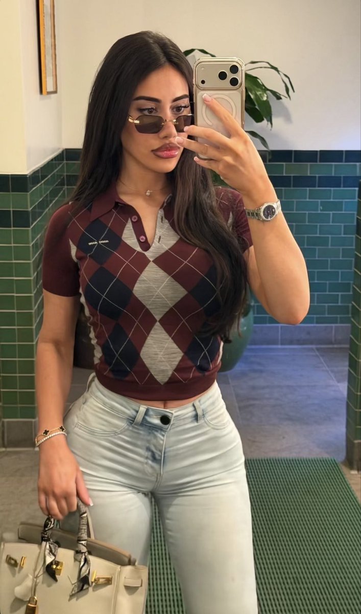 SendToEster's tweet photo. Hard not to be obsessed w every inch of me isn't it? https://t.co/IGpPp7StDp
