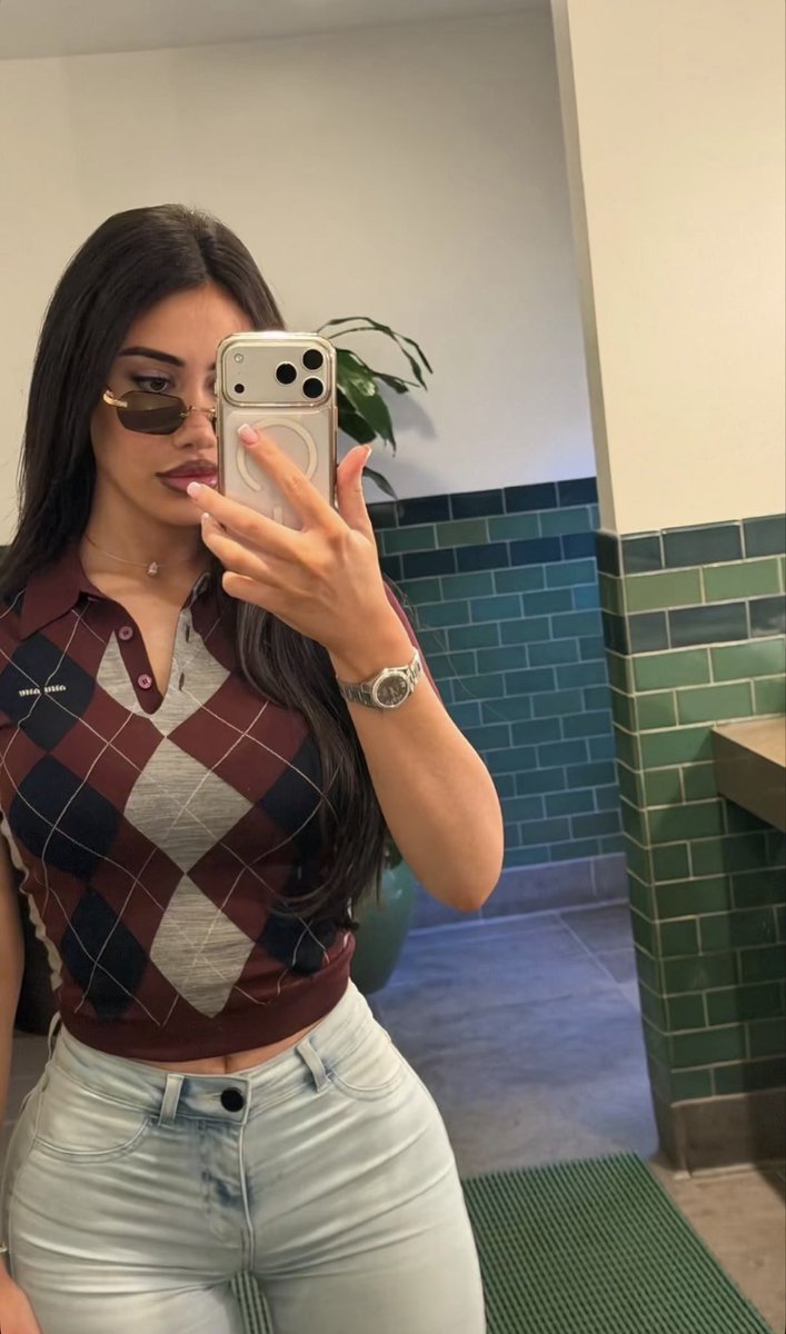 SendToEster's tweet photo. Hard not to be obsessed w every inch of me isn't it? https://t.co/IGpPp7StDp