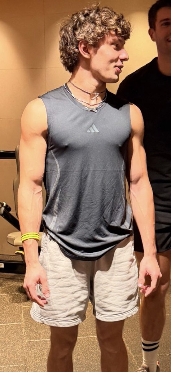 thetinistyles's tweet photo. THE ARMS AND THE CHEST. IM GOING INSANE 😍😍😍😍😍😍🫦🫦🫦🫦🫦😛😛😛🫦🫦 https://t.co/9PO8ZOkhFQ