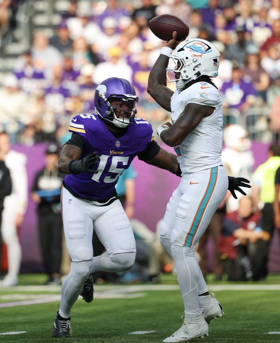 SK_NFL's tweet photo. Dallas Turner has 5.5 sacks and 29 QB pressures through 4 games.

He leads the NFL in pressures.

He had 3 sacks TOTAL as a rookie.

He just had 5 pressures on 14 pass-rush snaps against Miami.

Are we watching Dallas Turner become an elite pass rusher?
#skol https://t.co/muin97GZxh