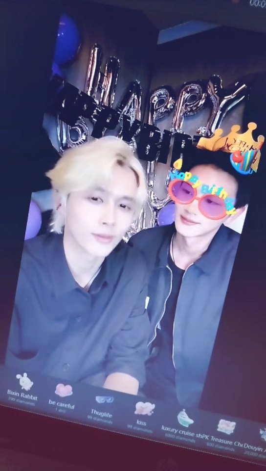 yuansfei's tweet photo. I genuinely luv how Jingyu🐋 Gege's eyes are always following Yiwen🐻 gege. 

They so ke'ai (cute) :3

#XiongYiwenIsOurStar
#HAPPY_BIRTHDAY_XIONGYIWEN #SpecialDayWithYiwen https://t.co/XI8b3u6dB8