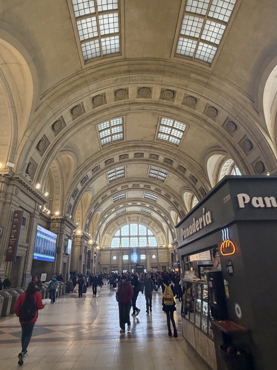 PedroBa60863528's tweet photo. HOY FUI A LA ESTACIÓN DE CONSTITUCIÓN. Y ME QUEDÉ SIN PALABRAS. 🇦🇷🔥

Me dijeron que era preciosa. Se quedaron cortos.

Es una locura absoluta. Parece la Central de Milán. La arquitectura. Los techos. Las columnas. Todo. Una obra que en cualquier país europeo sería patrimonio de la humanidad protegido con todo. Una joya que no debería existir acá — pero existe. Y es real. Y es extraordinaria.

¿CÓMO ES POSIBLE QUE ARGENTINA TENGA ESTO?

Me quedé parado mirando hacia arriba durante varios minutos sin poder creer lo que tenía delante.
Y después pasó algo que no puedo no mencionar.

En 10 minutos vi 37 personas saltando el molinete. TREINTA Y SIETE. Las conté. Una por una. A plena luz del día. Delante de todo el mundo. Sin que nadie dijera nada. Sin que nadie hiciera nada.

¿CUESTA TANTO PAGAR EL BOLETO?
Una estación que parece un palazzo italiano del siglo XIX — con gente saltando la cancela como si fuera lo más normal del mundo. El contraste es tan brutal que no sé si reír o llorar.

Argentina tiene cosas extraordinarias que otros países pagarían fortunas por tener. Patrimonio arquitectónico que Europa envidia. Historia en cada pared. Belleza en cada rincón.

Y a veces el propio argentino es el primero en no cuidarlo.

CUIDEN LO QUE TIENEN. PORQUE LO QUE TIENEN ES ENORME. 😤🇦🇷

¡VIVA ARGENTINA! 🦁⚡️🇦🇷🇵🇹

#Argentina #BuenosAires #Constitucion #VivaArgentina