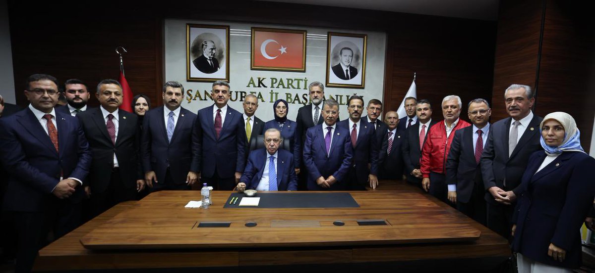 CYAZMAC's tweet photo. Cumhurbaşkanımız ve Genel Başkan��mız Sayın @RTErdogan’ın teşrifleriyle, AK Parti Şanlıurfa İl Başkanlığımızın yeni hizmet binasının açılışını hafta sonu  gerçekleştirdik. 

Burası yalnızca bir hizmet binası değil, hemşehrilerimizin derdini, talebini ve fikrini taşıyabileceği, kapısı her zaman milletimize açık bir gönül yuvası olacak.

İl Başkanımız Mehmet İlhami Günbegi’nin öncülüğünde, milletvekillerimiz, yerel yönetimlerimiz, ana kademe, kadın ve gençlik kollarımızla birlik ve uyum içerisinde Şanlıurfa’mıza hizmet etmeye devam edeceğiz. 

Yeni il başkanlığımızın şehrimize, teşkilatımıza ve davamıza hayırlı olmasını diliyor, yapımında emeği geçen herkese teşekkür ediyorum.

Milletimizin yuvası, gönüllerin buluşma adresi olsun. 🇹🇷

@Akparti @abuyukgumus @milhamigunbegi @akpartiurfa