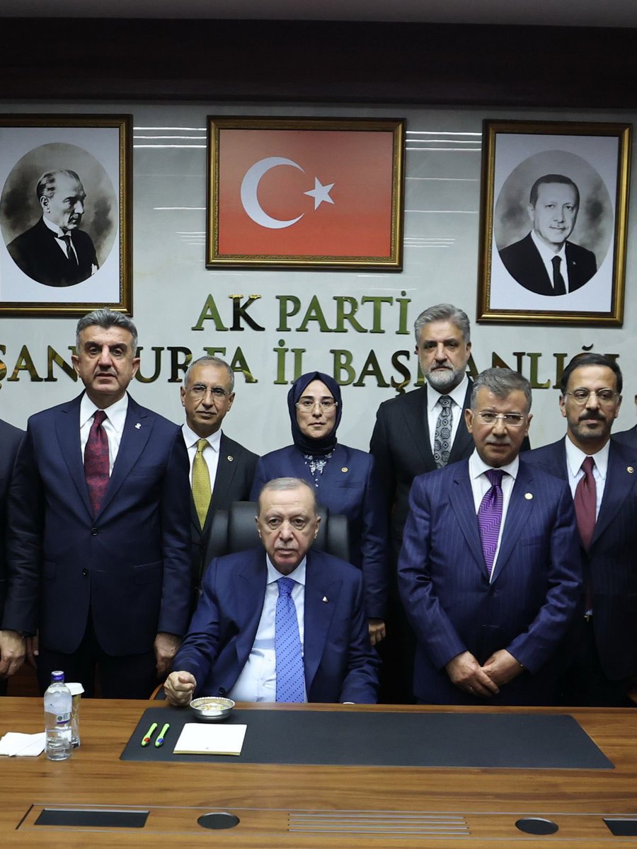 CYAZMAC's tweet photo. Cumhurbaşkanımız ve Genel Başkan��mız Sayın @RTErdogan’ın teşrifleriyle, AK Parti Şanlıurfa İl Başkanlığımızın yeni hizmet binasının açılışını hafta sonu  gerçekleştirdik. 

Burası yalnızca bir hizmet binası değil, hemşehrilerimizin derdini, talebini ve fikrini taşıyabileceği, kapısı her zaman milletimize açık bir gönül yuvası olacak.

İl Başkanımız Mehmet İlhami Günbegi’nin öncülüğünde, milletvekillerimiz, yerel yönetimlerimiz, ana kademe, kadın ve gençlik kollarımızla birlik ve uyum içerisinde Şanlıurfa’mıza hizmet etmeye devam edeceğiz. 

Yeni il başkanlığımızın şehrimize, teşkilatımıza ve davamıza hayırlı olmasını diliyor, yapımında emeği geçen herkese teşekkür ediyorum.

Milletimizin yuvası, gönüllerin buluşma adresi olsun. 🇹🇷

@Akparti @abuyukgumus @milhamigunbegi @akpartiurfa