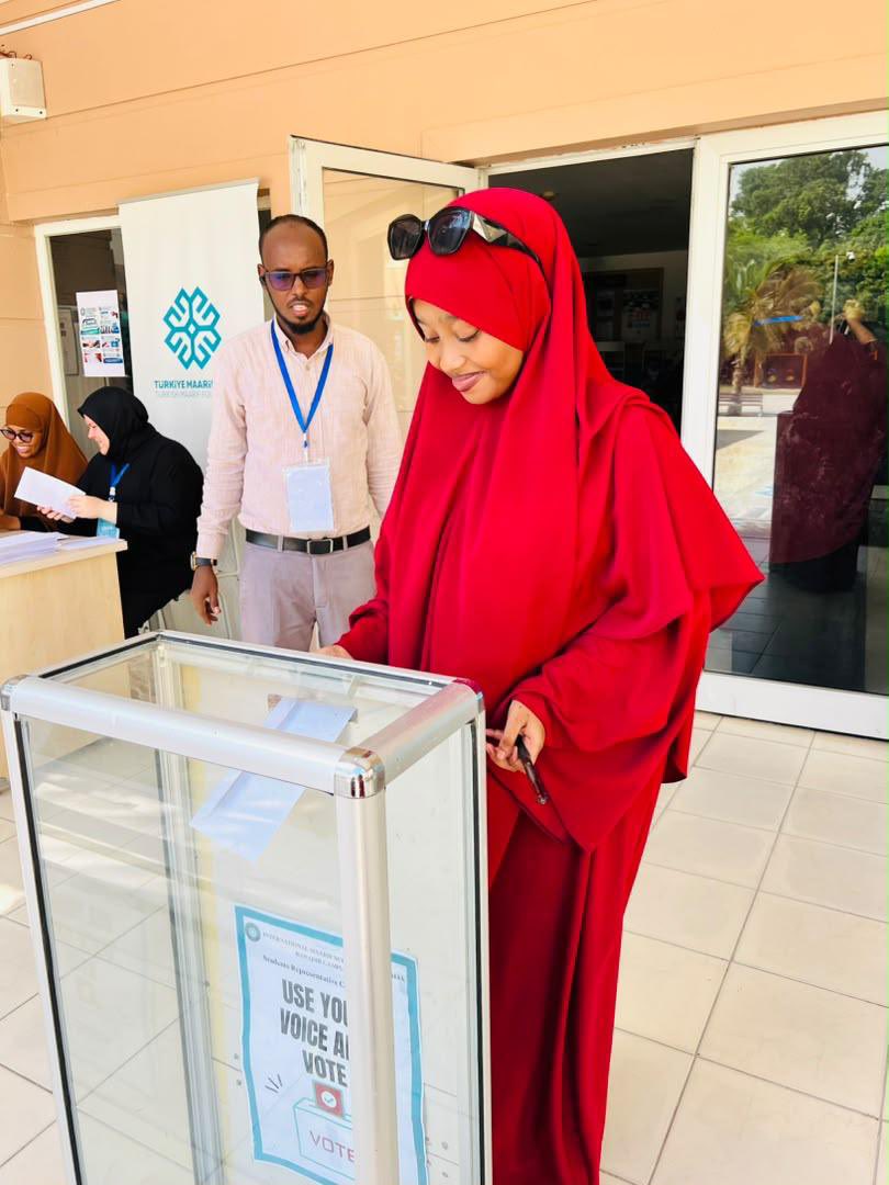 tmfsomalia's tweet photo. 🎉 Hambalyo Madaxweynaha Cusub ee Ardayda – Xarunta BENADIR! 🇸🇴

Dugsiyada Caalamiga ah ee Maarif Soomaaliya – Xarunta Benadir, ayaa si guul leh u qabatay Doorashada Madaxweynaha Ardayda ee sannad-dugsiyeedka 2026–2027.

Doorashada waxaa ka qayb galay afar xisbi oo arday ah, kuwaas oo mid kasta soo magacaabay musharrax u tartamaya xilka Madaxweynaha Ardayda. Dhammaan ardayda heerarka kala duwan ee dugsiga ayaa ka qayb qaatay habka codbixinta.

Kadib doorasho si wanaagsan oo tartan leh u dhacday, waxaa loo doortay Sabrin Ahmed Nur, oo ah ardayad dhigata fasalka 12A, inaynoqoto Madaxweynaha Ardayda ee Xarunta Benadir.🗳️🎓

👏 Hambalyo Madaxweyne Sabrin Ahmed Nur!

Waxaan kuu rajaynaynaa guul, xikmad iyo hoggaan wanaagsan xilka cusub ee laguu igmaday. Allaha kugu garab galo gudashada mas’uuliyaddan.

Hambalyo dhammaan musharraxiintii iyo ardaydii ka qayb qaatay geeddi-socodkan dimuqraadiyadeed! 🇸🇴👏

🎉 Congratulations to the New Student President – BENADIR! 🇸🇴

The International Maarif Schools of Somalia – Benadir Campus successfully held the 2026–2027 Student Presidential Election.

Four student parties participated in the election, with each party nominating a candidate for the presidency. All students from different grade levels took part in the voting process.

After a competitive election, Sabrin Ahmed Nur, a student from Grade 12A, was elected as the Student President of Benadir Campus. 🗳️🎓

👏 Congratulations, President Sabrin Ahmed Nur!

We wish you success, wisdom and strong leadership in your new role. May Allah guide you and support you in carrying out this responsibility.

Congratulations to all the candidates and students who participated in this democratic process! 

#MaarifSchools 
#BenadirCampus  #StudentElection 
#StudentLeadership