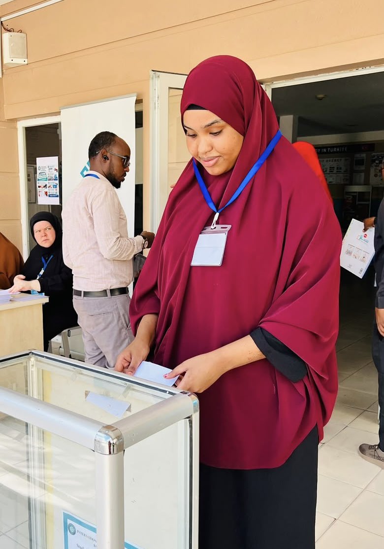 tmfsomalia's tweet photo. 🎉 Hambalyo Madaxweynaha Cusub ee Ardayda – Xarunta BENADIR! 🇸🇴

Dugsiyada Caalamiga ah ee Maarif Soomaaliya – Xarunta Benadir, ayaa si guul leh u qabatay Doorashada Madaxweynaha Ardayda ee sannad-dugsiyeedka 2026–2027.

Doorashada waxaa ka qayb galay afar xisbi oo arday ah, kuwaas oo mid kasta soo magacaabay musharrax u tartamaya xilka Madaxweynaha Ardayda. Dhammaan ardayda heerarka kala duwan ee dugsiga ayaa ka qayb qaatay habka codbixinta.

Kadib doorasho si wanaagsan oo tartan leh u dhacday, waxaa loo doortay Sabrin Ahmed Nur, oo ah ardayad dhigata fasalka 12A, inaynoqoto Madaxweynaha Ardayda ee Xarunta Benadir.🗳️🎓

👏 Hambalyo Madaxweyne Sabrin Ahmed Nur!

Waxaan kuu rajaynaynaa guul, xikmad iyo hoggaan wanaagsan xilka cusub ee laguu igmaday. Allaha kugu garab galo gudashada mas’uuliyaddan.

Hambalyo dhammaan musharraxiintii iyo ardaydii ka qayb qaatay geeddi-socodkan dimuqraadiyadeed! 🇸🇴👏

🎉 Congratulations to the New Student President – BENADIR! 🇸🇴

The International Maarif Schools of Somalia – Benadir Campus successfully held the 2026–2027 Student Presidential Election.

Four student parties participated in the election, with each party nominating a candidate for the presidency. All students from different grade levels took part in the voting process.

After a competitive election, Sabrin Ahmed Nur, a student from Grade 12A, was elected as the Student President of Benadir Campus. 🗳️🎓

👏 Congratulations, President Sabrin Ahmed Nur!

We wish you success, wisdom and strong leadership in your new role. May Allah guide you and support you in carrying out this responsibility.

Congratulations to all the candidates and students who participated in this democratic process! 

#MaarifSchools 
#BenadirCampus  #StudentElection 
#StudentLeadership