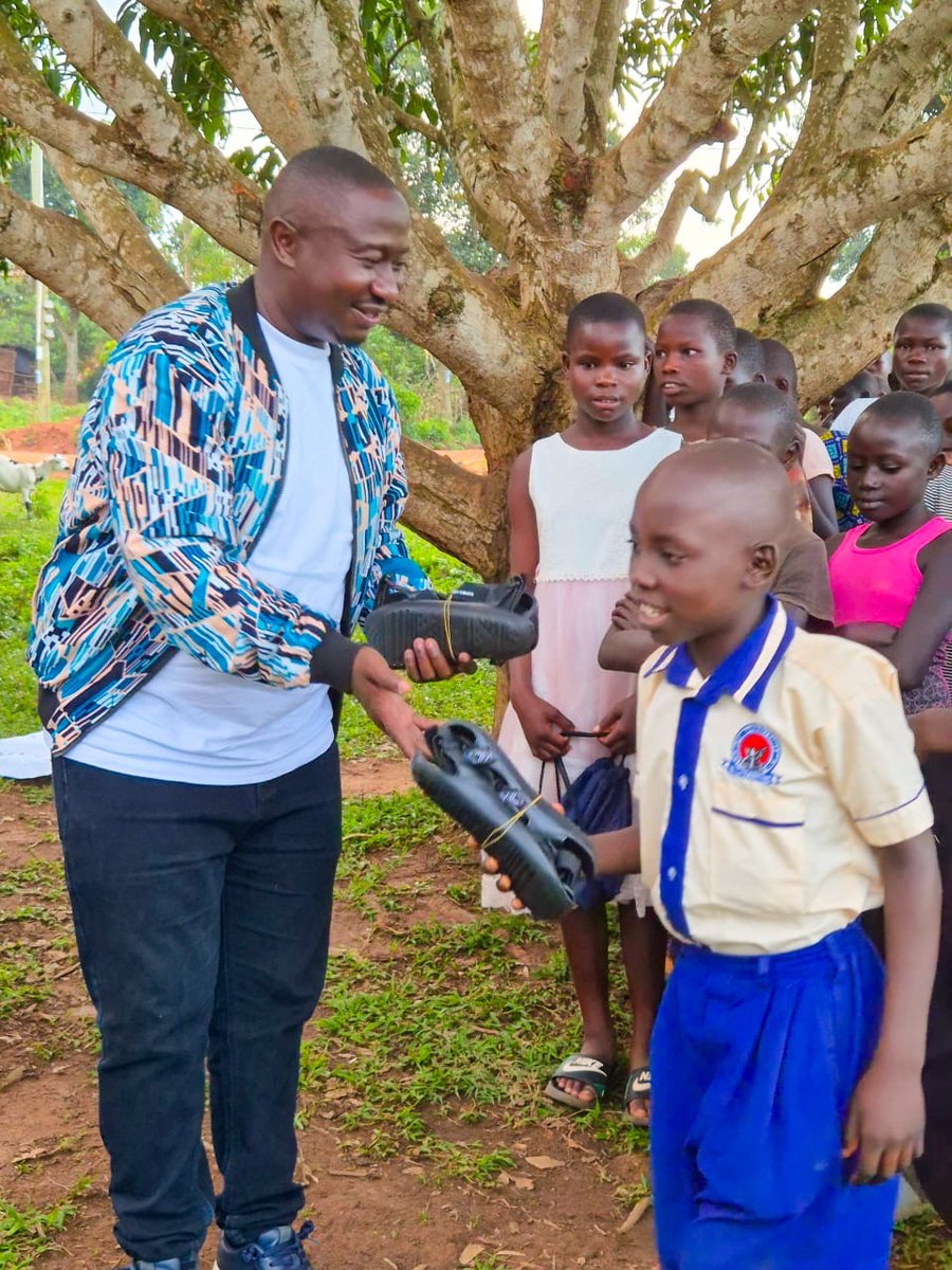 SolomonSerwanjj's tweet photo. 100 smiles in Bamutakudde. 200 feet in Shoes. 

Today in Bamutakudde Model Village, we distributed 100 brand new pairs of shoes to our children some of whom had never owned a pair for school. 

We also gave reusable sanitary wear to women & school girls to keep them in school with dignity.Huge thanks to Melissa Prandi Children Foundation for making this happen!

Oh the smiles on their faces was everything. My heart is full. 

Our Village. Our Responsibility. Our Future. #BamutakuddeRising #Mukono