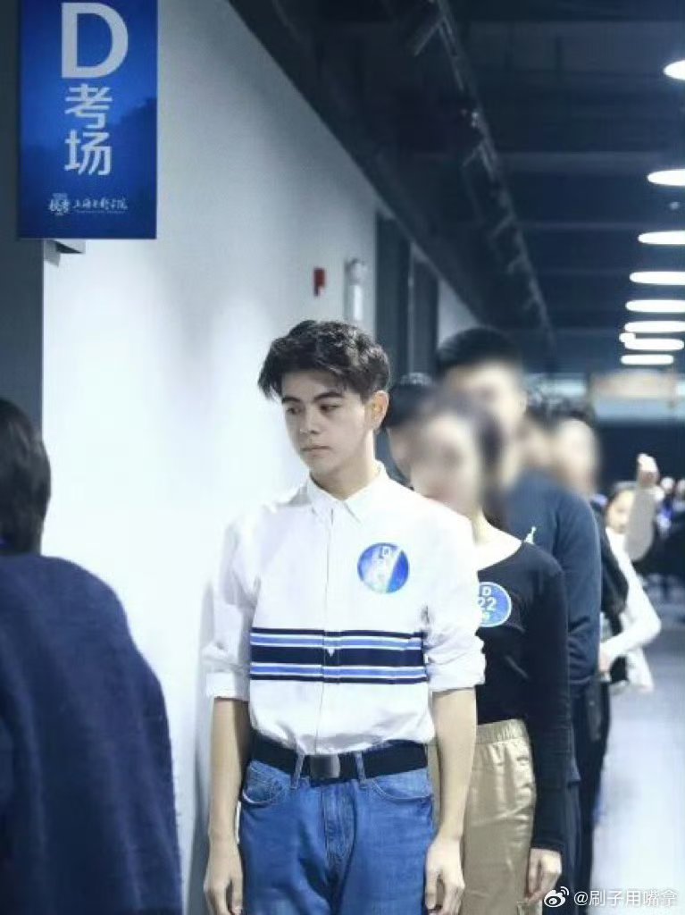 cuteaylio_'s tweet photo. Photo of tongtong lining up  to enter the exam hall at the Shanghai Film Academy in 2019.

#lyusitong #aylio https://t.co/wegeSbddNe