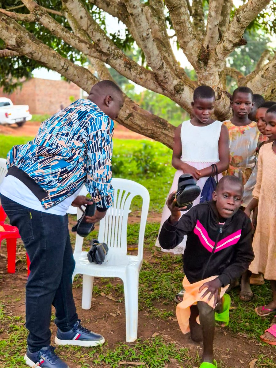 SolomonSerwanjj's tweet photo. 100 smiles in Bamutakudde. 200 feet in Shoes. 

Today in Bamutakudde Model Village, we distributed 100 brand new pairs of shoes to our children some of whom had never owned a pair for school. 

We also gave reusable sanitary wear to women & school girls to keep them in school with dignity.Huge thanks to Melissa Prandi Children Foundation for making this happen!

Oh the smiles on their faces was everything. My heart is full. 

Our Village. Our Responsibility. Our Future. #BamutakuddeRising #Mukono