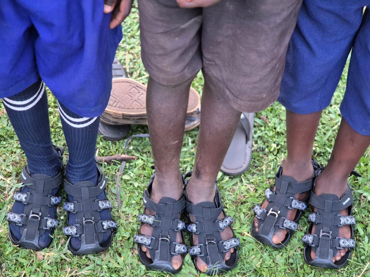SolomonSerwanjj's tweet photo. 100 smiles in Bamutakudde. 200 feet in Shoes. 

Today in Bamutakudde Model Village, we distributed 100 brand new pairs of shoes to our children some of whom had never owned a pair for school. 

We also gave reusable sanitary wear to women & school girls to keep them in school with dignity.Huge thanks to Melissa Prandi Children Foundation for making this happen!

Oh the smiles on their faces was everything. My heart is full. 

Our Village. Our Responsibility. Our Future. #BamutakuddeRising #Mukono