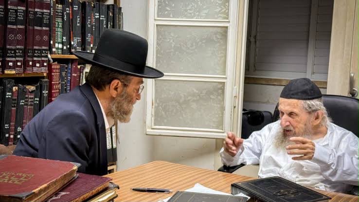 YairGolan1's tweet photo. אלה השותפים הטבעיים של נתניהו. זה פרצופה של ממשלתו.

מנהיג שותפיו הבכירים של נתניהו מתכחש למדינת ישראל, מבזה את נופליה ופוטר את תלמידיו מהגנה עליה. אמירה אנטי ציונית, כפוית טובה ומקוממת.

ונתניהו שותק כי בלי הרב לנדו ושליחיו אין לו ממשלה. הישרדותו הפוליטית חשובה לו יותר מהציונות, יותר מהשוויון בשירות ויותר מדמם של חיילינו.

נתניהו כרת ברית עם מי שמתנגד לציונות כדי להישאר בשלטון.

בעוד 22 ימים נחליף את הקואליציה האנטי־ציונית הזאת. בממשלה שנקים מי שלא מכיר במדינה, לא משרת אותה ומטיף נגדה - לא יקבל ממנה שקל. עידן ההשתמטות על חשבון הציבור העובד והמשרת יסתיים.