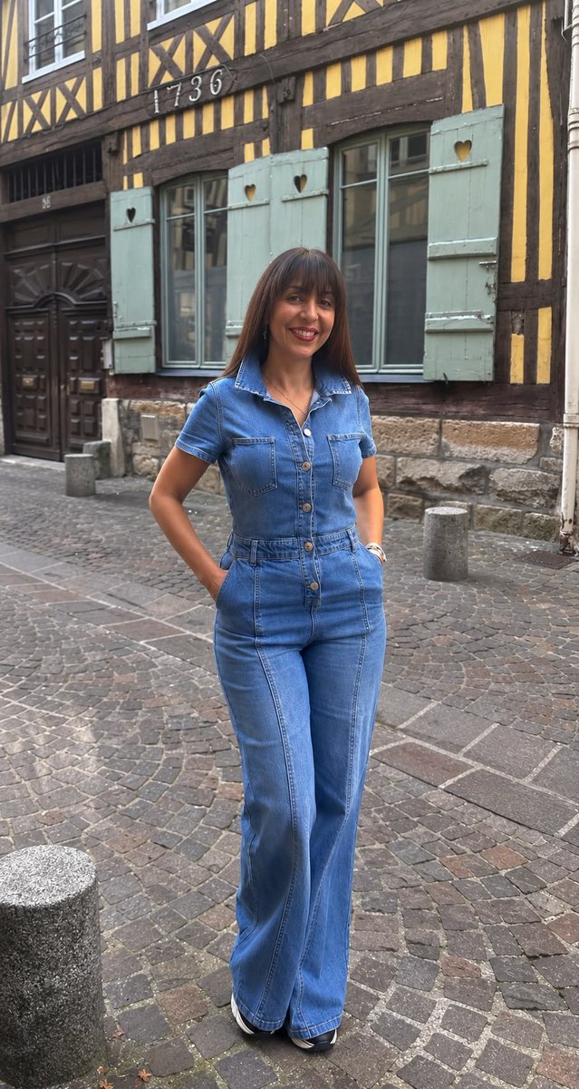 HendaAyari5's tweet photo. Pour certains, ce sont de simples photos, mais pour moi c’est bien plus que ça. Ces photos ont été prises à Rouen, le 4 octobre 2026. Je ne les partage pas pour me montrer et jouer les influenceuses mais pour prouver qu’après le voile et la soumission, une autre vie est encore possible. 
Je sais que mes photos dérangent beaucoup de personnes qui ressentent de la haine et qui voudraient me voir disparaître, mais j’ai choisi de m’affirmer, de revendiquer ma liberté et de montrer que je suis toujours là et toujours debout. 

Ils m’ont demandé de me cacher, j’ai décidé de me montrer.
Ils m’ont demandé de me taire, j’ai décidé de parler.
Ils auraient préféré me voir baisser les yeux, j’ai appris à regarder droit devant moi. Ils m’ont demandé de baisser la tête, j’ai choisi de garder la tête haute parce que je suis fière de la femme que je suis devenue aujourd’hui. 

Après avoir passé tant d’années cachée sous un voile noir, je savoure aujourd’hui des choses qui peuvent paraître banales pour certaines femmes, choisir librement mes vêtements, porter cette combinaison en jean simplement parce qu’elle me plaît, changer de couleur ou de coupe de cheveux si j’en ai envie, laisser mes cheveux libres, sentir le vent dans mes cheveux, ce n’est pas rien lorsqu’on a longtemps été voilée. 

Retirer le voile, pour moi, ce n’était pas seulement enlever un morceau de tissu. C’était retrouver ma féminité, mon corps, mon image et surtout le droit de décider par moi-même.

À bientôt 50 ans, je porte ce que je veux, je me coiffe comme je veux, je pense ce que je veux et je dis ce que je pense. J’ai passé suffisamment d’années à me cacher. Aujourd’hui, je savoure ma féminité et ma liberté, sans demander la permission à personne.

Je souhaite à chaque femme de choisir librement et de savourer le goût de la liberté, une fois qu’on y goûte, on ne peut plus s’en passer. La liberté devient notre priorité car c’est la clé du bonheur. J’ai mis beaucoup de temps à le comprendre, mais j’ai enfin compris.  🕊️🤍☀️

Henda Ayari